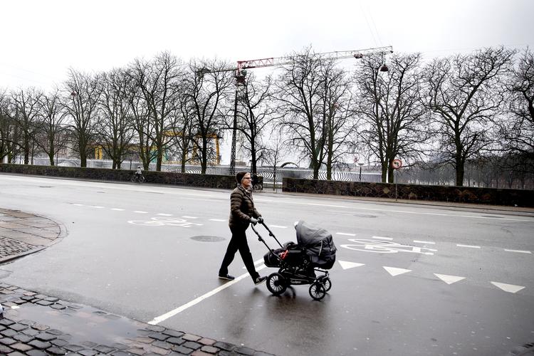 Speltkøbing. Ved promenaden på den anden side af Østerbrogade (på billedet) kan man for tiden se kranerne i aktion. Men man kan heldigvis også se en masse af det liv, der kendetegner Østerbro, på godt og ondt. 
