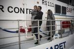 Flygtningestrøm. En familie går i land i byen Petra på den græske ø Lesbos, efter at de i går blev reddet i land fra et flygtningeskib. Skibe fra Frontex reddede 83 i land, men to personer druknede. 