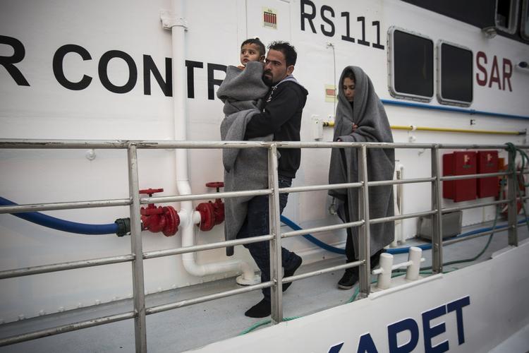 Flygtningestrøm. En familie går i land i byen Petra på den græske ø Lesbos, efter at de i går blev reddet i land fra et flygtningeskib. Skibe fra Frontex reddede 83 i land, men to personer druknede. 