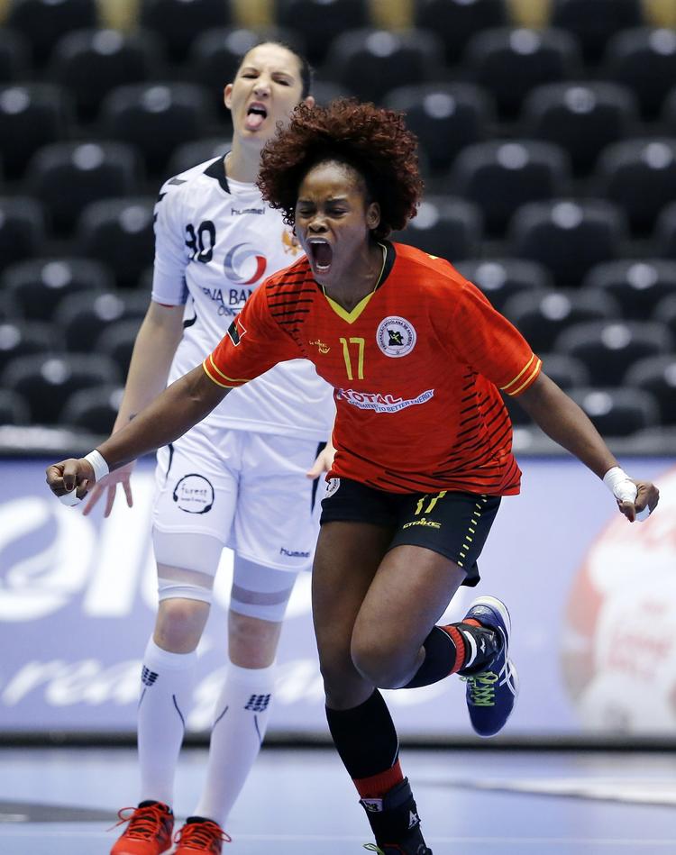 Undtagelsen. Angola og Wuta Dombaxe vandt to kampe ved det igangværende VM i Danmark og sluttede som nr. 16 som bedste afrikanske nation. Landet har en rigtig liga i 15 år. 