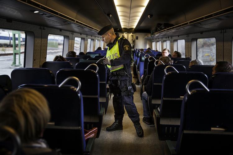Kontrol. Svensk politi tjekker id-papirer på et tog, efter at Sverige tidligere på året indførte midlertidig grænsekontrol. 