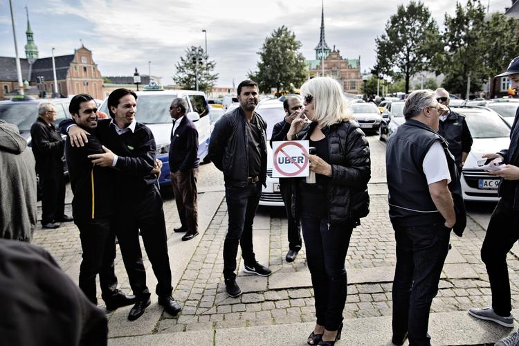 protest. Uber er kontroversiel lige gyldig hvor i verden, de slår sig ned. Tidligere på året demonstrerede taxachauffører i København mod tjenesten, og for et par uger siden kom det frem, at Københavns Politi sigter tre chauffører for piratkøsel. 