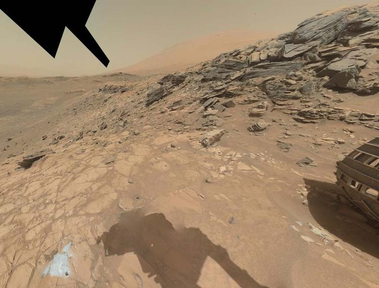 Silicium. Udsigt fra 'Marias Pass' i Gale krateret på Mars, hvor forskere fandt meget høje koncentrationer af silicium i de lyse klipper, der ses i den nederste halvdel af billedet. 'Buckskin'-borehullet, hvor mineralet tridymit blev fundet, ses nederst til venstre. 'Mount Sharp' (Aolis Mons), bjerget i midten af Gale-krateret, ses i baggrunden og Curiosity-roverens højre forhjul ses til højre i billedet. Billedet er sammensat af et større antal mindre billeder fra Curiosity’s arm-monterede kamera. 