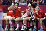 Udskiftning. Landtræner Klavs Bruun Jørgensen har udskiftet Anne Sofie Okkels (th) med Mette Iversen Sahlholdt for at sikre målmandsposten. 
