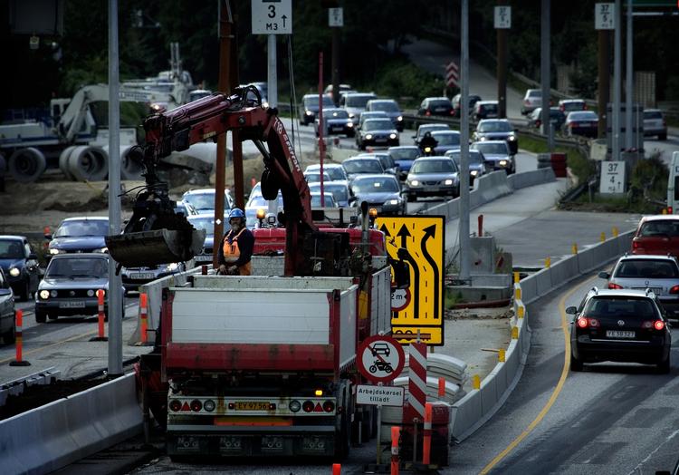 FORSINKELSER. Vejarbejder på motorvejene skaber altid køer i juletrafikken, og i år er ingen undtagelse. Der er blandt andet store vejarbejder på motorvejen ved Odense og på Køge Bugt Motorvejen. 