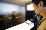 BARSK. Lidt usædvanligt at blive mødt af en dinosaur bag en hotelskranke. 