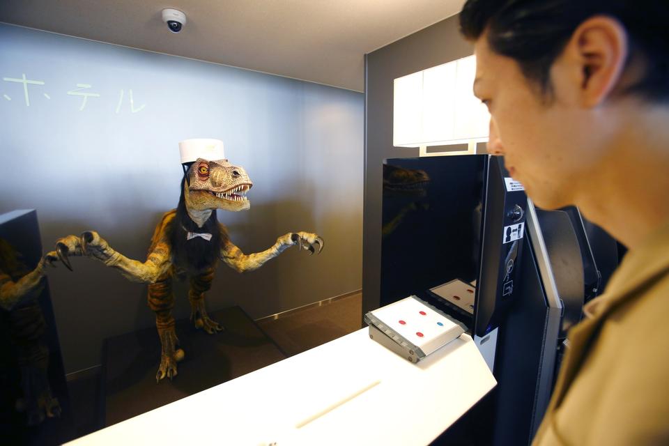 BARSK. Lidt usædvanligt at blive mødt af en dinosaur bag en hotelskranke. 