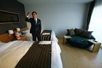 ÆGTE. Direktøren selv er en af de få levende mennesker på hotellet. Det ligger i en forlystespark. 