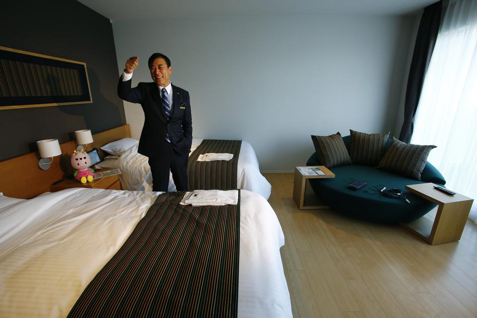 ÆGTE. Direktøren selv er en af de få levende mennesker på hotellet. Det ligger i en forlystespark. 
