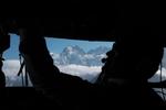 BJERGFLYVNING. Turen fra Kathmandu til Lukla foregår i en lille maskine, der af dygtige piloter bliver manøvreret ind mellem bjergene.