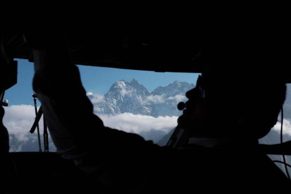 BJERGFLYVNING. Turen fra Kathmandu til Lukla foregår i en lille maskine, der af dygtige piloter bliver manøvreret ind mellem bjergene.