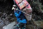 VÆGTFORDELING. Bærerne i Himalaya fordeler vægten, så ryggen ikke bliver belastet for meget. Bemærk her, hvordan det gule bånd om panden er med til at holde opbakningen på plads.
