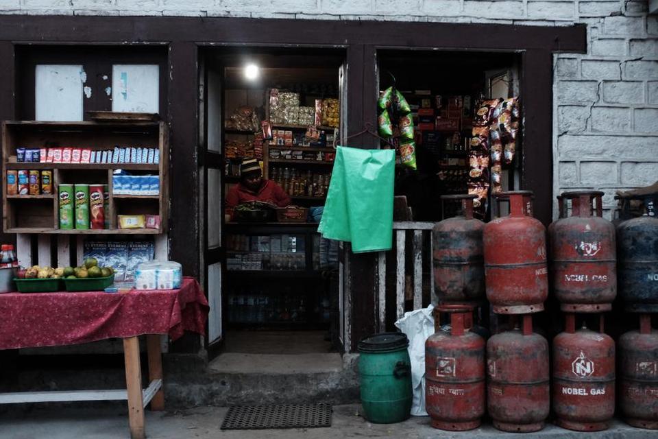 SUKKERDEPOT. I de små landsbyer i bjergene er der som regel en eller flere af den her slags små butikker, der kan få enhver sukkerkold eventyrer til at gå amok. Chips, cola, kiks og chokolade i store mængder til en rimelig penge. Her henter de lokale også gas til komfuret – men der er mangel på brændstof i Nepal.