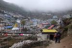 BJERGBY. Namche Bazaar er en by med omkring 2.000 indbyggere, og den ligger i 3.400 meters højde. Den ligger på vejen mod Everest Base Camp, og mange trekkere hviler her på byens hoteller.