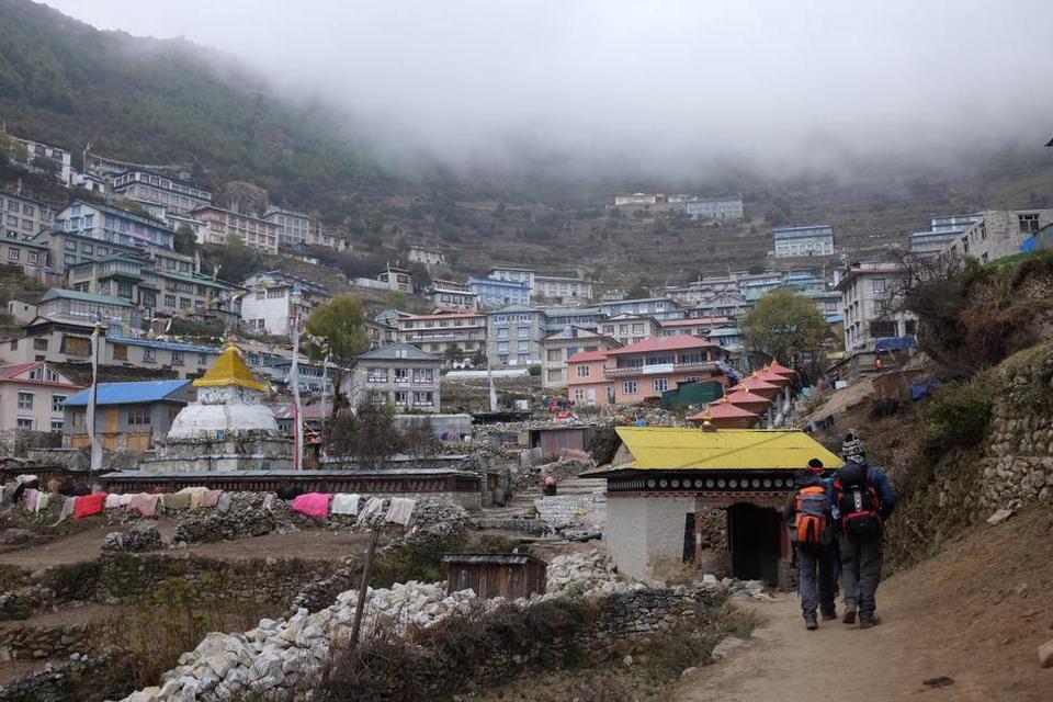 BJERGBY. Namche Bazaar er en by med omkring 2.000 indbyggere, og den ligger i 3.400 meters højde. Den ligger på vejen mod Everest Base Camp, og mange trekkere hviler her på byens hoteller.