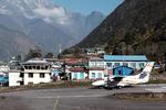 AFGANG. En lille maskine letter fra lufthavnen i Lukla. Landingsbanen er kort, så flyet accellererer voldsomt for at få nok fart på til at lette.