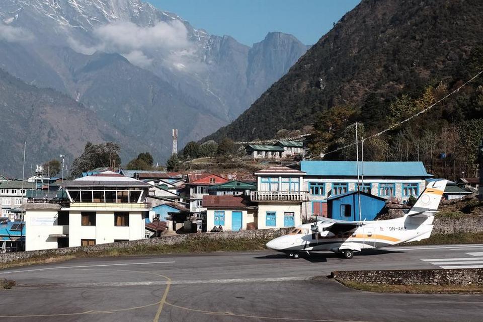 AFGANG. En lille maskine letter fra lufthavnen i Lukla. Landingsbanen er kort, så flyet accellererer voldsomt for at få nok fart på til at lette.