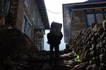 SLÆB. Sherpaerne i Himalaya bærer som oftest turisternes bagage. Ofte er billedet som her. En lille mand med en rygsæk, der synes at være større end bæreren selv.
