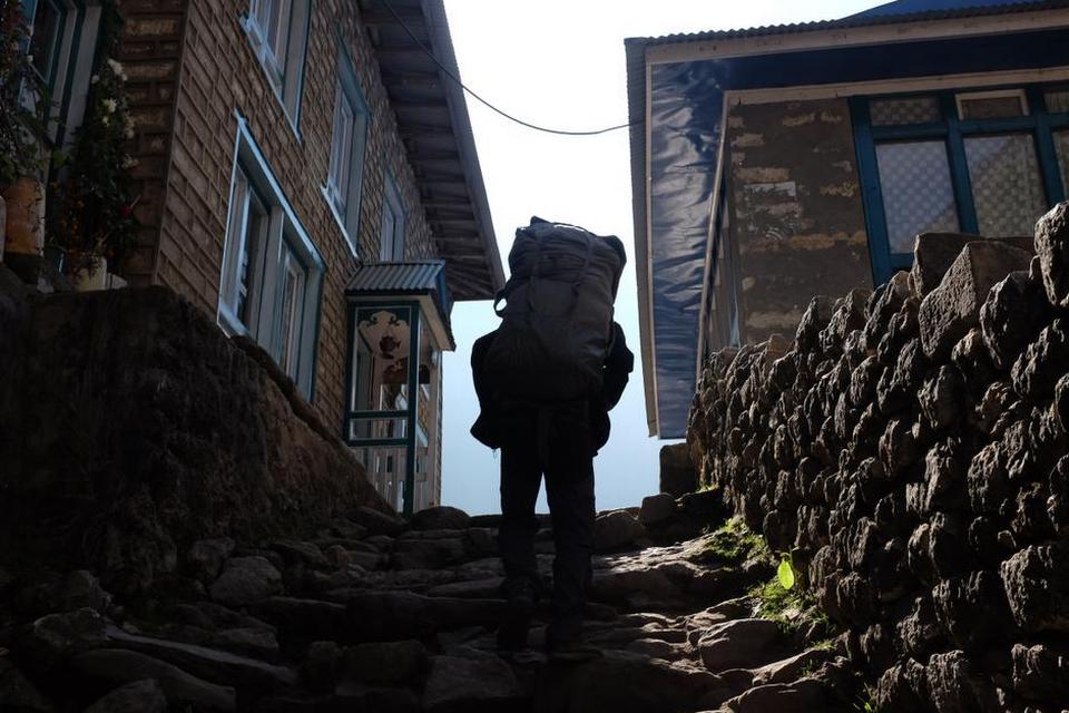 SLÆB. Sherpaerne i Himalaya bærer som oftest turisternes bagage. Ofte er billedet som her. En lille mand med en rygsæk, der synes at være større end bæreren selv.