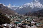 GRØNNE TAGE. Landsbyerne Khunde og Khumjung i 3.800 meters højde. Herfra kom Tenzing Norgay, der i 1953 sammen med Edmund Hillary var første mand på toppen af Mount Everest.