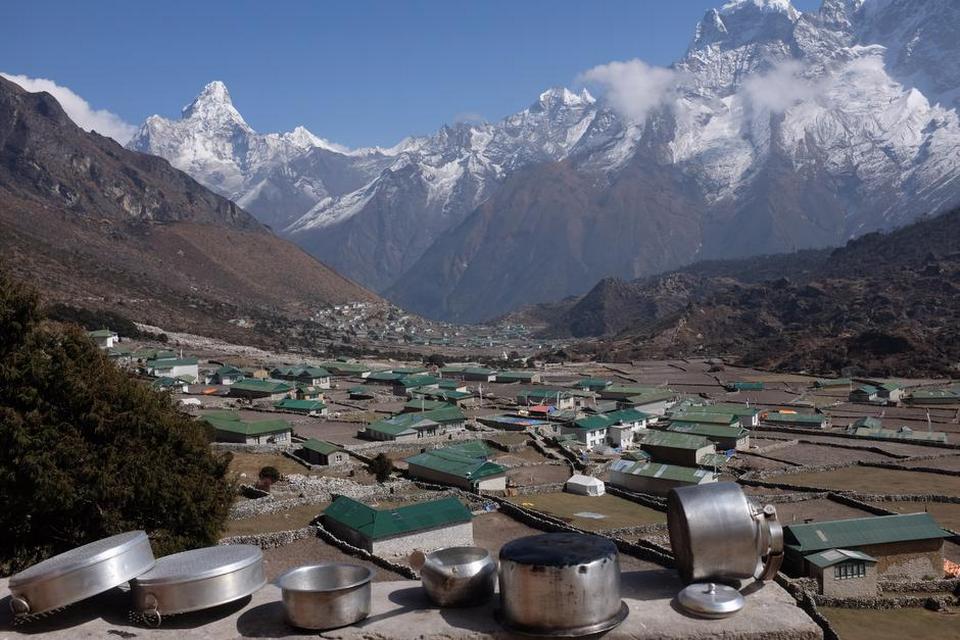 GRØNNE TAGE. Landsbyerne Khunde og Khumjung i 3.800 meters højde. Herfra kom Tenzing Norgay, der i 1953 sammen med Edmund Hillary var første mand på toppen af Mount Everest.