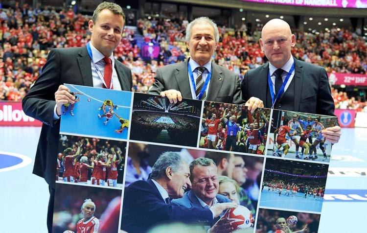 Tak for alt. Hassan Moustafa (midt)blev hyldet i pausen af Danmarks VM-kvartfinale. Hernings borgmester, Lars Krarup, ses til venstre. Direktør for MCH Herning Georg Sørensen til højre. Foto: Jan Christensen/ Gettyimages 