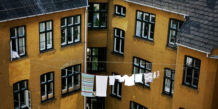 vokseværk. Det seneste år, hvor priserne i København - særligt i foråret - nærmest eksploderede, er forskellen i den gennemsnitlige kvadratmeterpris vokset markant mellem Aarhus og København. 