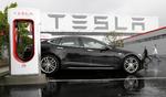 OPLADNING. En Tesla får et skud strøm fra en af bilmærkets egne ladestationer. De findes også i Danmark. 