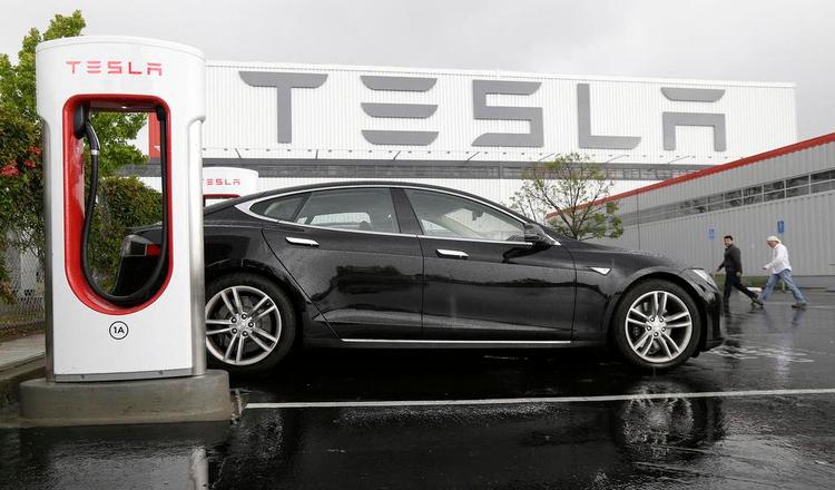 OPLADNING. En Tesla får et skud strøm fra en af bilmærkets egne ladestationer. De findes også i Danmark. 