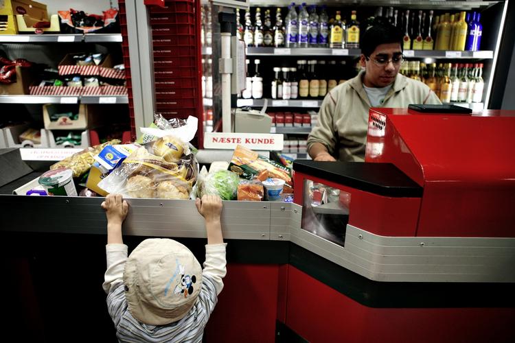 FØDEVARER. Det er specielt en tur i supermarkedet, der koster dyrt for danskere. Målt på føde- og drikkevarer, men eksklusive alkohol, ligger Danmark hele 45 procent over prisgennemsnittet i Europa. 