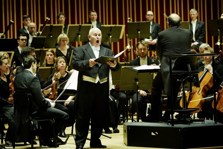 Tenor. Donald Litaker var en stærk  overraskelse som fortælleren i Berlioz' franske juleoratorium. 