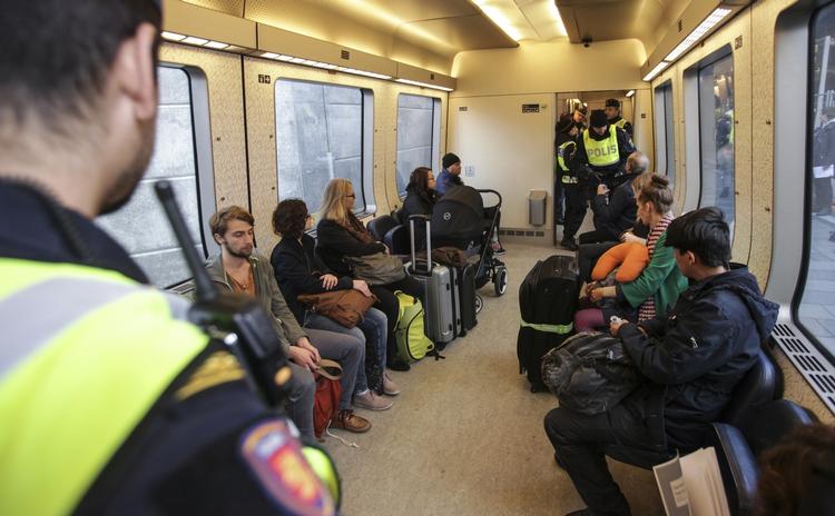 BØDER. Sveriges regering har vedtaget, at et firma, der ikke overholder transportøransvaret, kan straffes med bøder på godt 40.000 kroner, hvis de medbringer passagerer, der ikke har gyldigt ID eller visum til rejsen. 