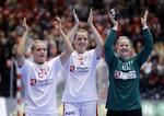Sejr. Ann Grete Nørgaard (tv.), Pernille Holmsgaard og kampens spiller, Rikke Poulsen, siger tak til publikum for støtten. 