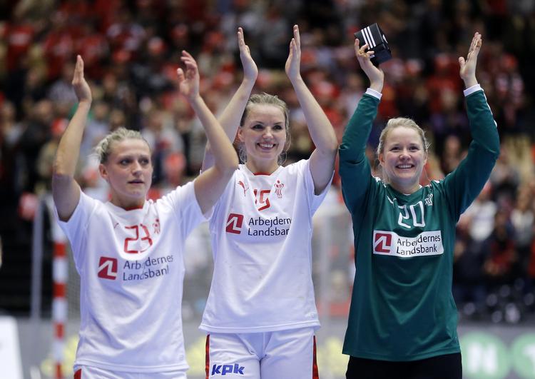 Sejr. Ann Grete Nørgaard (tv.), Pernille Holmsgaard og kampens spiller, Rikke Poulsen, siger tak til publikum for støtten. 