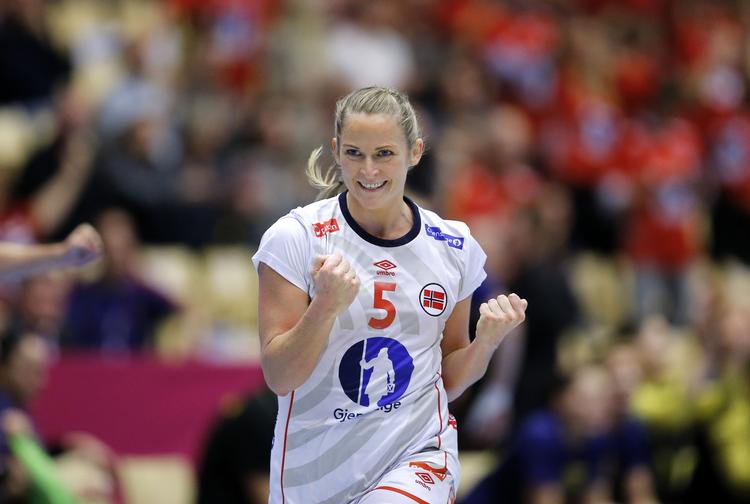 Håndbold. Norges Ida Alstad fejrer scoring mod Rumænien. 