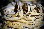 Gluten. Tina har det bedre, efter hun er stoppet med at spise gluten og laktose. 