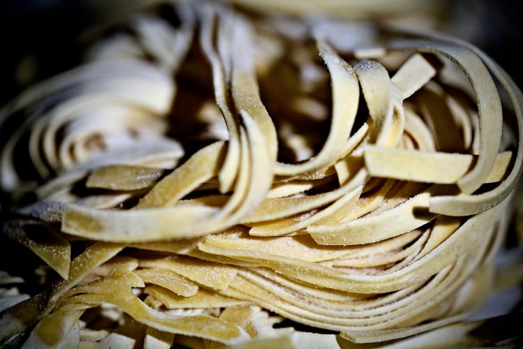Gluten. Tina har det bedre, efter hun er stoppet med at spise gluten og laktose. 