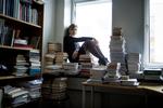 Sprænglærd. Marianne Stidsens sprænglærde værk handler om identitet. Om den måde, hvorpå litteraturen som 'fri menneskeundersøgelse'’ har beskæftiget sig med det, hun omtaler som »det eksistentielt udgrænsede i vores kultur«. 