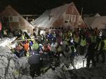 Eftersøgning. Flere hundrede lokale i den lille by Longyearbyen på Svalbard hjælper til med oprydningsarbejdet, efter en kraftig lavine har begravet og fysisk flyttet flere huse i byen. Indtil videre meldes en enkelt person omkommet. 