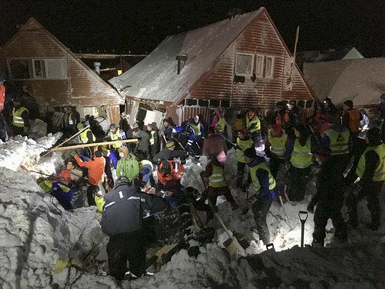 Eftersøgning. Flere hundrede lokale i den lille by Longyearbyen på Svalbard hjælper til med oprydningsarbejdet, efter en kraftig lavine har begravet og fysisk flyttet flere huse i byen. Indtil videre meldes en enkelt person omkommet. 