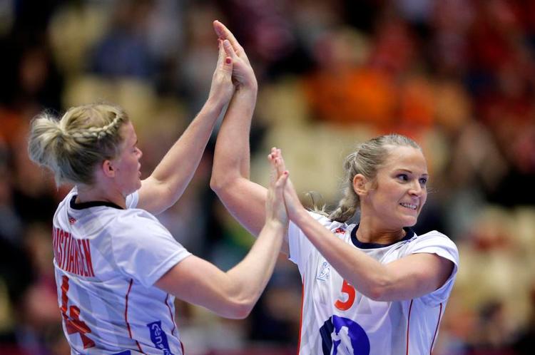 Åbent. Norges Veronica Kristiansen (tv.) og Ida Alstad skal spille VM-finale i dag mod et stærkt hold fra Holland. 