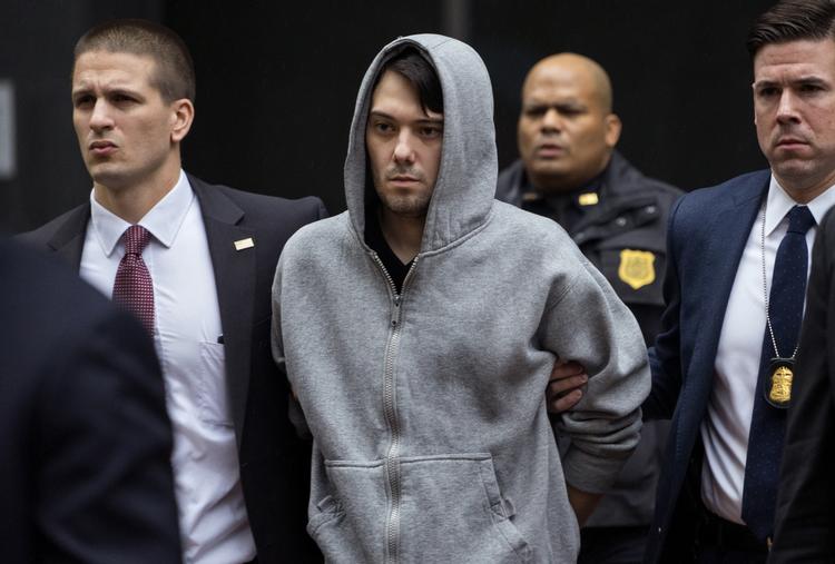 Tæppefald. Den kontroversielle forretningsmand Martin Shkreli, der kalder sig den mest succesrige albaner, der har gået på denne jord, er anholdt og sigtet for svindel og bedrag. 