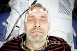 Stød. Om lidt sendes en svag strøm ind i hjernen på Bo Andersen, der lider af skizofreni. Han føler, at elektrochokket gør det nemmere at håndtere de indre stemmer. 