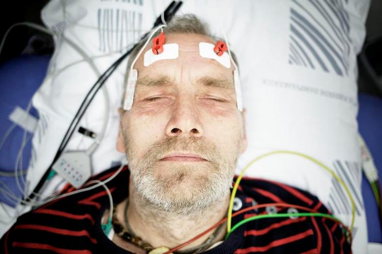 Stød. Om lidt sendes en svag strøm ind i hjernen på Bo Andersen, der lider af skizofreni. Han føler, at elektrochokket gør det nemmere at håndtere de indre stemmer. 