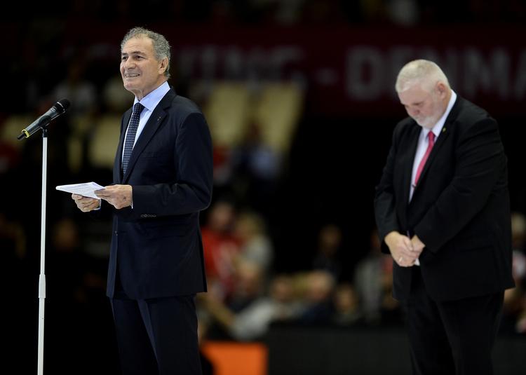 Anklaget. IHFs præsident, Hassan Mustafa, åbner VM. En anklage fra en vraget delegeret kaster et negativt skær over organisationen inden aftenens VM-finale mellem Holland og Norge. 