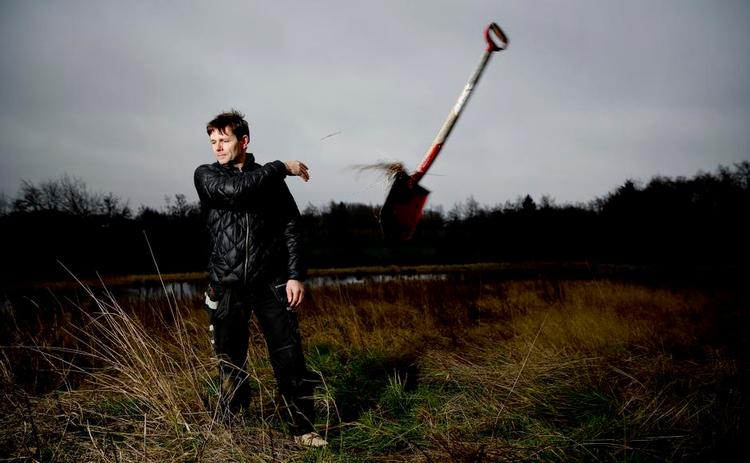 Dyrt. Arkæologerne var begejstrede, da de fandt en 12 centimeter lang flad økse i kobber på Jesper Troelsens grund ved Horsens. Det var han ikke selv. Fundet har nu kostet ham 1,2 millioner kroner. 