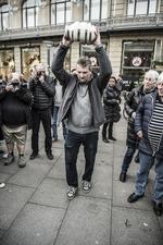 Klir. En kødrand af mennesker og pressefolk stod klar, da seks Kähler-vaser i dag blev smadret på Kongens Nytorv i København. »Har vi i virkeligheden brug for de ting? De virkelige værdier i tilværelsen er jo ikke en samling af Kählervaser«, fortæller Peter Holst Eriksen (billedet). 