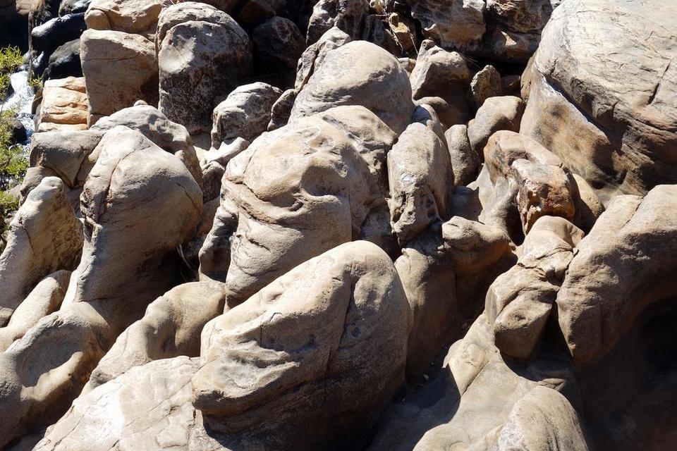 Naturfænomen. Ved Bourkes Luck Potholes flyder floderne Blyde og Treur sammen. Den massive vandstrøm har gennem århundreder formet sand stenene og skabt et surrealistisk udseende landskab. 'Treur' betyder sorg på afrikaans, mens 'Blyde' betyder glæde, og Bourkes Luck Potholdes er stedet, hvor sorg og glæde smelter sammen. 