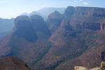 Ikonisk. The Three Rondavels midt i billedet er en del af  Mpumalanga’s Panorama Route. Engang var de kendt som de tre søstre og 'the Chief and his Three Wives'. Kært barn har mange navne. På dansk kan det oversættes til noget a la 'pavillion' og kan minde om de traditionelle runde hytter. 