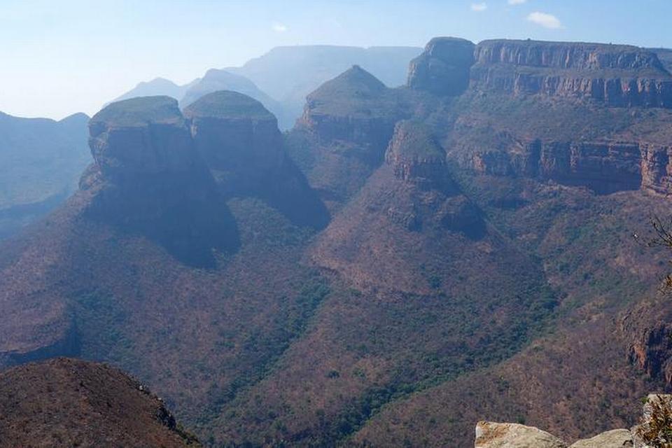 Ikonisk. The Three Rondavels midt i billedet er en del af  Mpumalanga’s Panorama Route. Engang var de kendt som de tre søstre og 'the Chief and his Three Wives'. Kært barn har mange navne. På dansk kan det oversættes til noget a la 'pavillion' og kan minde om de traditionelle runde hytter. 